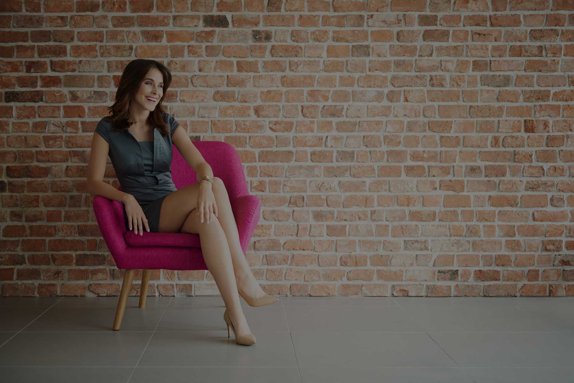 Businesswoman sitting on the pink armchair